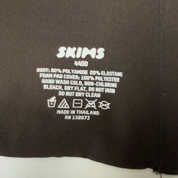 SKIMS Strapless Bra in Dark Brown - Picture 6 of 9